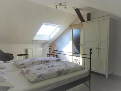 Ein Bett oder Betten in einem Zimmer der Unterkunft Ferienwohnung Kirschblüte