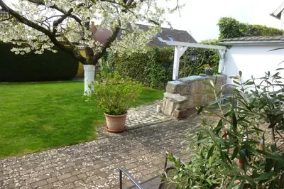 Ein Garten an der Unterkunft Ferienwohnung Kirschblüte