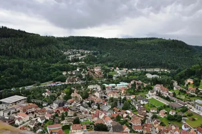 Ein allgemeiner Bergblick oder ein Berglick von des Gasthauses aus