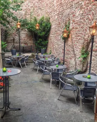 Ein Restaurant oder anderes Speiselokal in der Unterkunft The Dubliner Hotel & Irish Pub