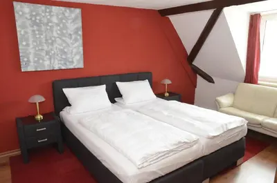 Ein Bett oder Betten in einem Zimmer der Unterkunft Weingasthof Zum weißen Roß