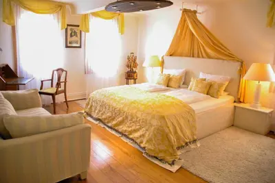 Ein Bett oder Betten in einem Zimmer der Unterkunft Weingasthof Zum weißen Roß