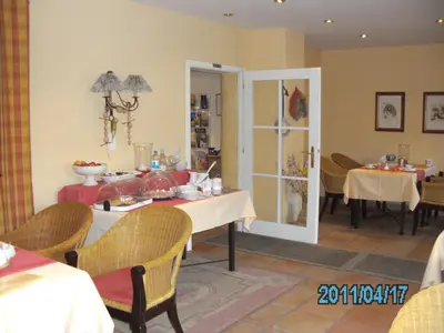 Ein Restaurant oder anderes Speiselokal in der Unterkunft pension Helga