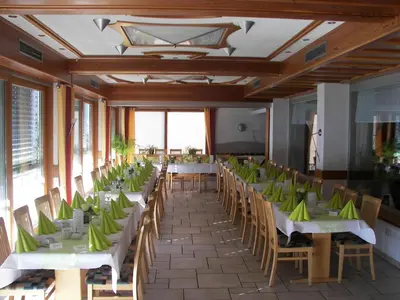 Ein Restaurant oder anderes Speiselokal in der Unterkunft Gasthof Zum Schwanen