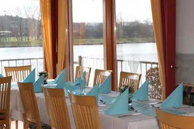 Blick auf einen Fluss in der Nähe des Hotels