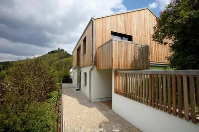 Das Gebäude in dem sich das Ferienhaus befindet