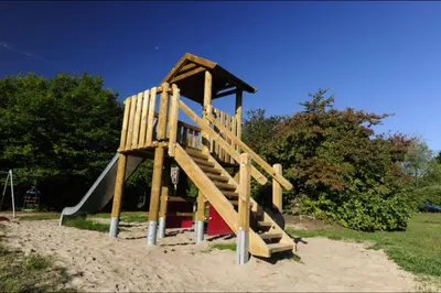 Ein Kinderspielbereich in der Unterkunft Holiday park- Winnetou
