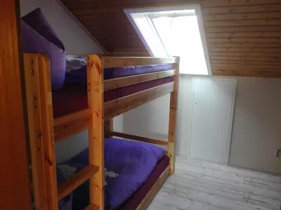 Ein Etagenbett oder Etagenbetten in einem Zimmer der Unterkunft Obere Ferienwohnung Asshoff zwischen Odenwald, Taubertal und Bauland