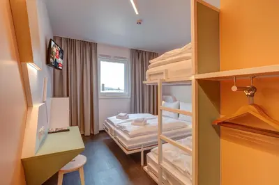 Ein Bett oder Betten in einem Zimmer der Unterkunft MEININGER Hotel Heidelberg Hauptbahnhof