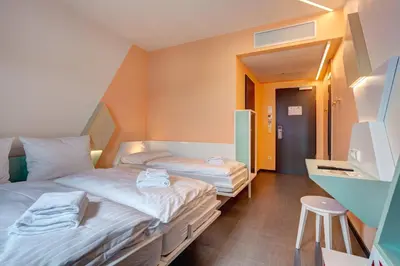 Ein Bett oder Betten in einem Zimmer der Unterkunft MEININGER Hotel Heidelberg Hauptbahnhof
