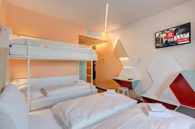 Ein Bett oder Betten in einem Zimmer der Unterkunft MEININGER Hotel Heidelberg Hauptbahnhof