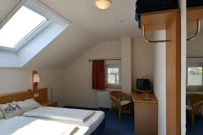 Ein Bett oder Betten in einem Zimmer der Unterkunft Gästehaus & Café Leeze