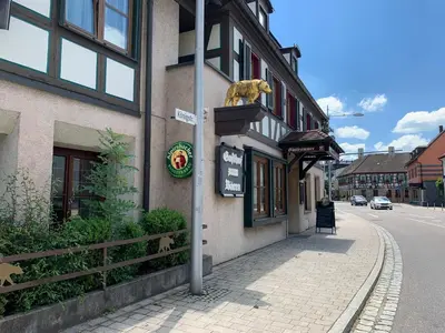 Das Gebäude in dem sich das Gasthaus befindet