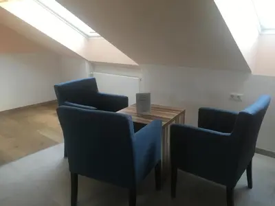 Ein Sitzbereich in der Unterkunft Hotel am Hafen