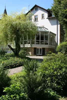 Ein Garten an der Unterkunft Zwischen Weinstrasse und Pfälzer Wald