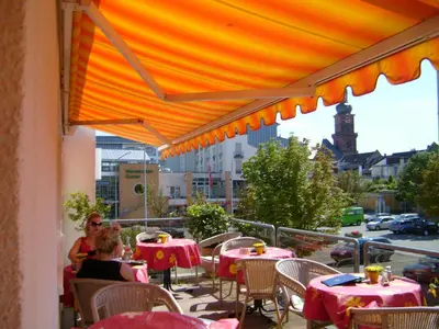 Ein Restaurant oder anderes Speiselokal in der Unterkunft StadtCafé Pension