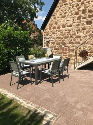 Ein Patio oder anderer Außenbereich in der Unterkunft Apartment für zwei Personen in romantischem Weindorf
