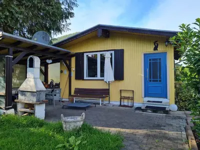 Das Gebäude in dem sich das Ferienhaus befindet
