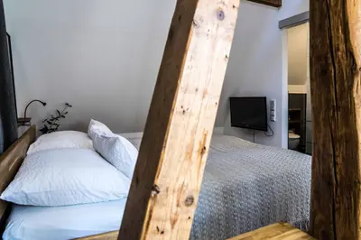 Ein Bett oder Betten in einem Zimmer der Unterkunft BESIGHOMES außergewöhnliches Apartment LOFT im Herzen der Altstadt