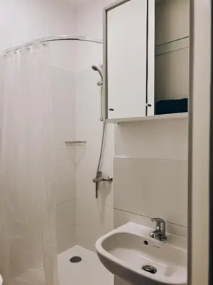 Ein Badezimmer in der Unterkunft Neuwertiges Apartment mit schnellem WLAN, Glasfaser, Kostenlose Privatparkplatz auch für Transporter geeignet R11