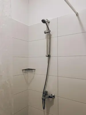 Ein Badezimmer in der Unterkunft Neuwertiges Apartment mit schnellem WLAN, Glasfaser, Kostenlose Privatparkplatz auch für Transporter geeignet R11