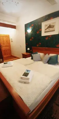 Ein Bett oder Betten in einem Zimmer der Unterkunft Privathotel Der Schwarze Herrgott No TV