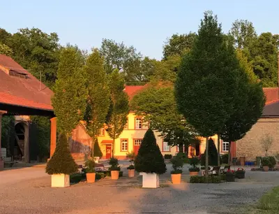 Ein Garten an der Unterkunft Elegantes Gästeapartment Verano in Schloß und Hofgut Langenzell