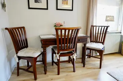 Ein Sitzbereich in der Unterkunft Ferienwohnung Korbmacher - Auszeit in der Pfalz