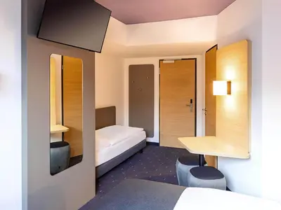Ein Bett oder Betten in einem Zimmer der Unterkunft B&B Hotel Heidelberg