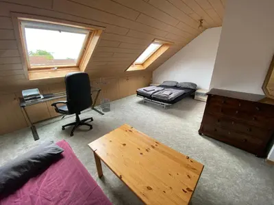Ein Sitzbereich in der Unterkunft Dachgeschoss in einem Reihenhaus (mit gemeinschaftlichen Räumen)
