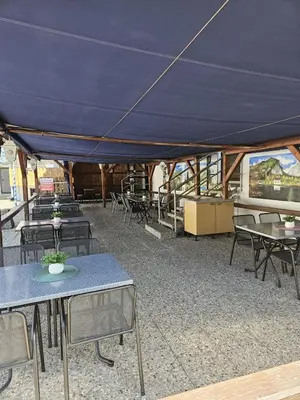 Ein Restaurant oder anderes Speiselokal in der Unterkunft Hotel - Restaurant Baumann