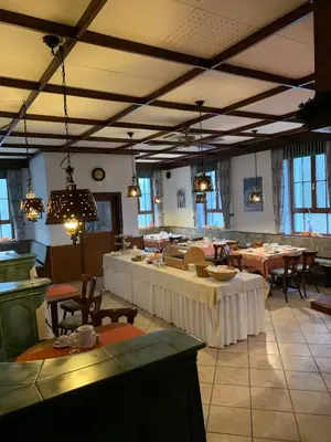 Ein Restaurant oder anderes Speiselokal in der Unterkunft Hotel Anker garni