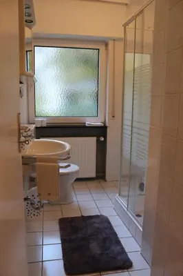 Ein Badezimmer in der Unterkunft Appartment in Walldorf mit Schlafzimmer, Küche und Bad