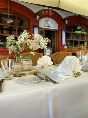 Ein Restaurant oder anderes Speiselokal in der Unterkunft Marktplatzhotel - Restaurant Tafelspitz