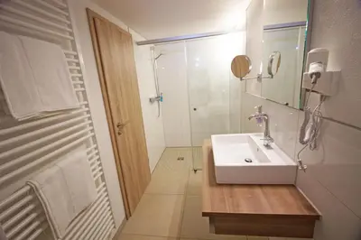 Ein Badezimmer in der Unterkunft Hotel Adler