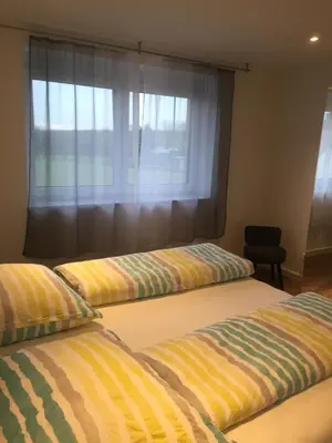 Ein Bett oder Betten in einem Zimmer der Unterkunft Ferienwohnung Südpfalz mit Balkon & Weinbergblick - Valley SÜW