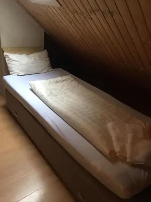 Ein Bett oder Betten in einem Zimmer der Unterkunft Zimmer im Dachgeschoss