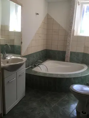 Ein Badezimmer in der Unterkunft Zimmer im Dachgeschoss