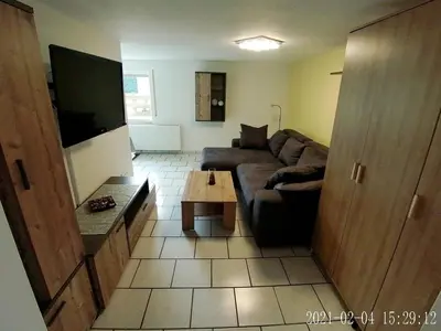 Ein Sitzbereich in der Unterkunft Ferienwohnung Gersprenztal