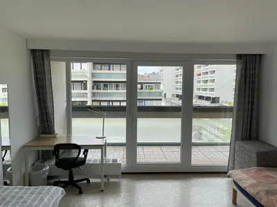 Ein Balkon oder eine Terrasse in der Unterkunft Nice, cosy and central apartment with big balcony