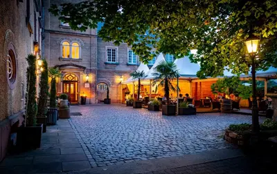 Ein Garten an der Unterkunft Hotel Schloss Edesheim