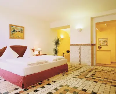 Ein Bett oder Betten in einem Zimmer der Unterkunft Hotel Schloss Edesheim