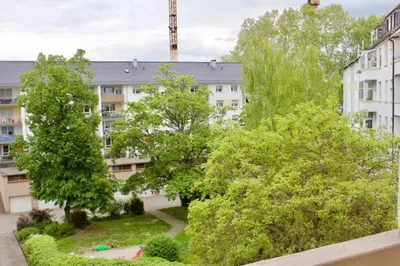 Ein Garten an der Unterkunft Fantastic Apartment in Enchanting Neighbourhood