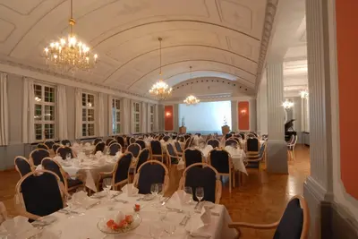 Ein Restaurant oder anderes Speiselokal in der Unterkunft Landschloss Korntal
