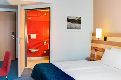 Ein Bett oder Betten in einem Zimmer der Unterkunft IntercityHotel Frankfurt Airport Terminal 3
