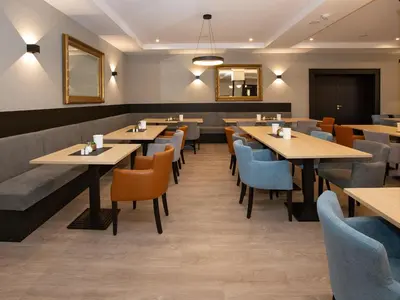 Ein Sitzbereich in der Unterkunft DORMERO Hotel Worms