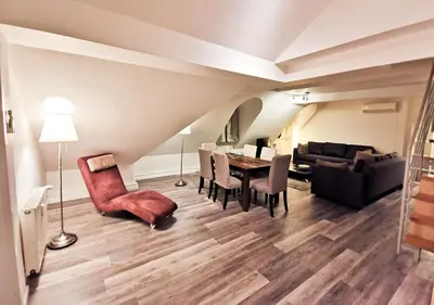 Ein Sitzbereich in der Unterkunft CF26 75m2 Central Quiet Duplex Apartment