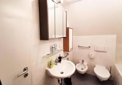 Ein Badezimmer in der Unterkunft CF26 75m2 Central Quiet Duplex Apartment