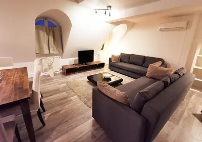 Ein Sitzbereich in der Unterkunft CF26 75m2 Central Quiet Duplex Apartment