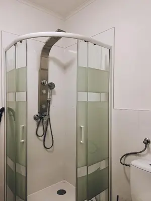 Ein Badezimmer in der Unterkunft Neuwertiges Apartment mit Kostenlose Privatparkplatz auch für Transporter geeignet R1